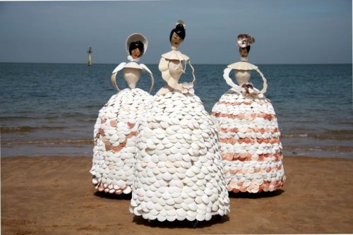 Большие куклы из ракушек художницы Энн Каррингтон (12 фото)