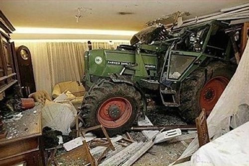 Необычные аварии и впечатляющие ДТП (25 фото)