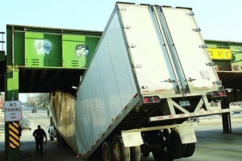 Необычные аварии и впечатляющие ДТП (25 фото)