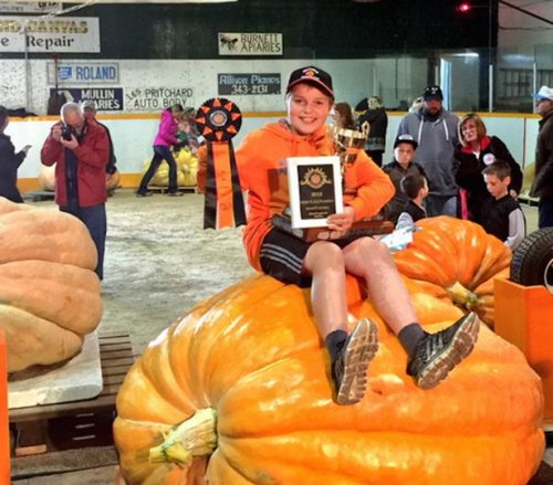 13-летний канадец выиграл два призовых места на конкурсе тыкв в Манитобе (7 фото)