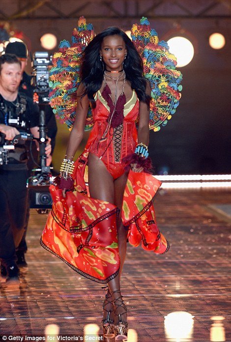 Victoria's Secret Fashion Show 2015 (45 фото) Victoria's Secret Fashion Show 2015 (45 фото)