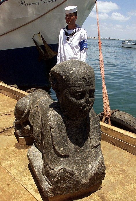 Древнеегипетские реликвии, 12 веков пролежавшие в водах Нила (16 фото) Древнеегипетские реликвии, 12 веков пролежавшие в водах Нила (16 фото)