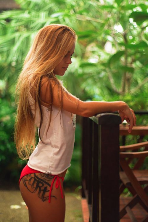 Девушки с татуировками (33 фото)