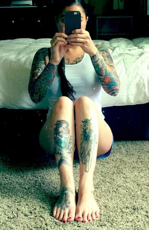 Девушки с татуировками (33 фото)