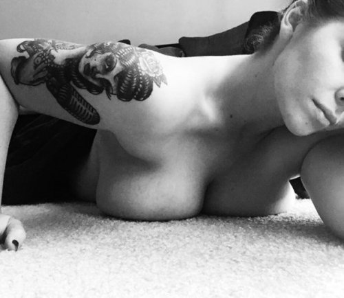 Девушки с татуировками (33 фото)