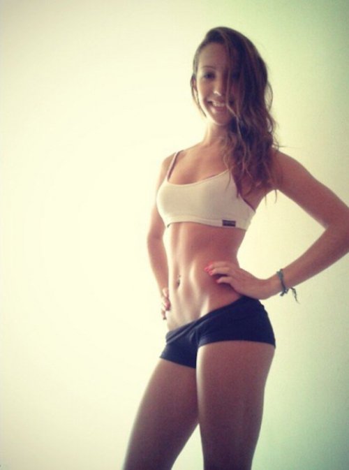 Стройные девушки с отличным прессом (33 фото)