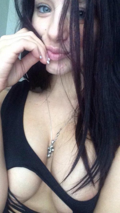 Девушки с соблазнительной грудью (24 фото)