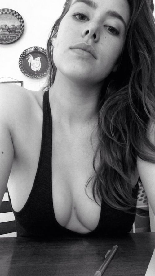 Девушки с соблазнительной грудью (24 фото)