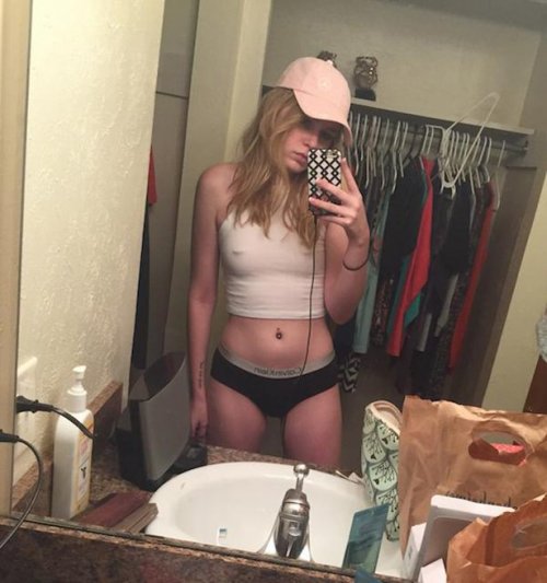 Девушки с соблазнительной грудью (24 фото)