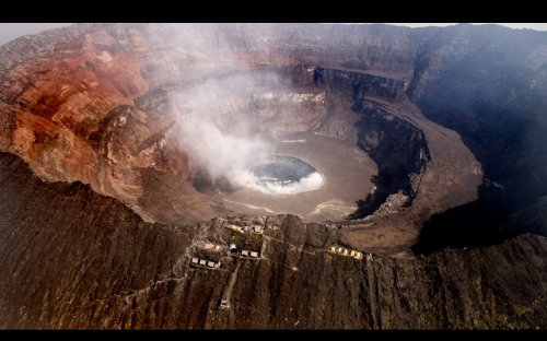 Лавовое озеро в кратере действующего вулкана сфотографировали с помощью дрона (10 фото)