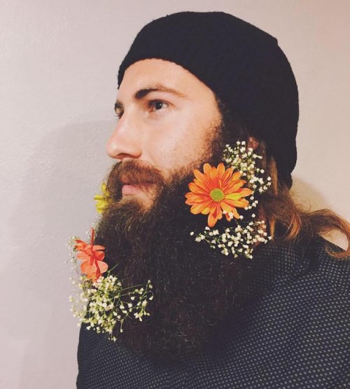 Весеннее настроение: бороды, украшенные цветами (16 фото)