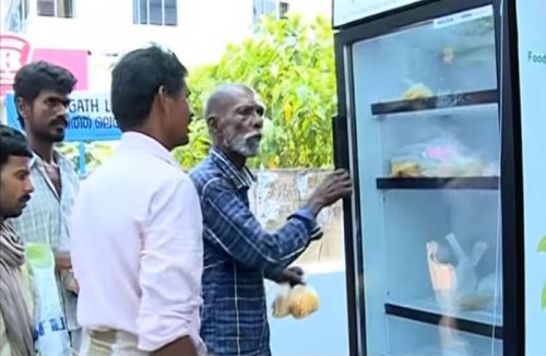 Холодильник возле ресторана с едой для бездомных (6 фото + видео)