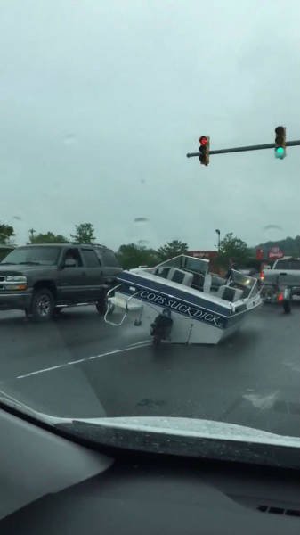 Необычные аварии и впечатляющие ДТП (28 фото) Необычные аварии и впечатляющие ДТП (28 фото)