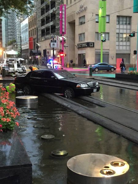 Необычные аварии и впечатляющие ДТП (28 фото) Необычные аварии и впечатляющие ДТП (28 фото)