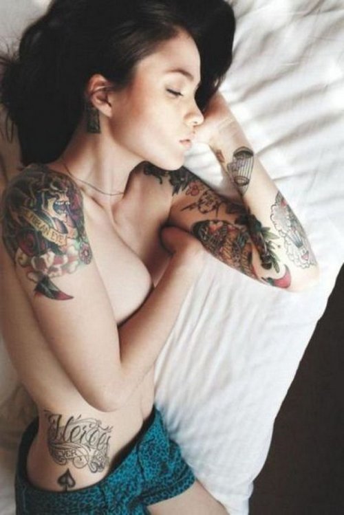 Горячие красотки с татуировками (21 фото)