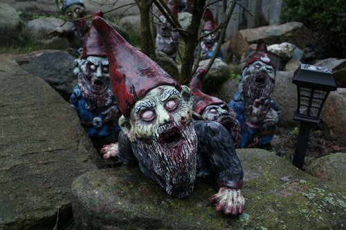 Садовые гномики-зомби, которые защитят от непрошенных гостей (9 фото)