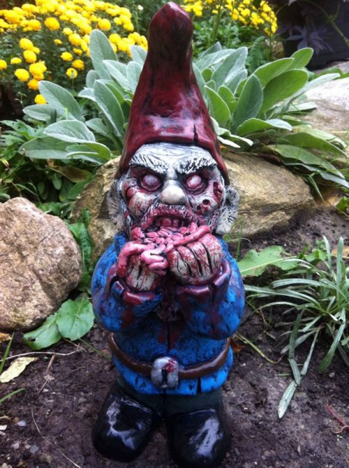 Садовые гномики-зомби, которые защитят от непрошенных гостей (9 фото)