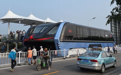В Китае провели испытания автобуса-тоннеля (5 фото + видео)