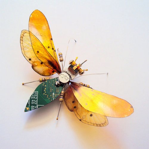 Скульптуры насекомых из компьютерных деталей (10 фото)