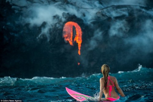 Элисон Тил стала первым человеком, проплывшим на доске для сёрфинга вокруг извергающегося вулкана (12 фото)