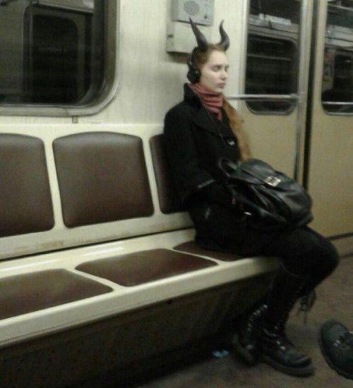 Необычные и причудливые стрижки и причёски (15 фото) Необычные и причудливые стрижки и причёски (15 фото)