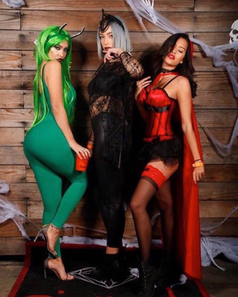 Горячие девушки на Хэллоуин (37 фото) Горячие девушки на Хэллоуин (37 фото)