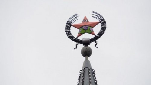 В Воронеже вандалы раскрасили звезду в Губку Боба (3 фото)