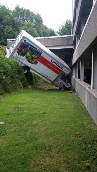 Необычные аварии и впечатляющие ДТП (32 фото) Необычные аварии и впечатляющие ДТП (32 фото)