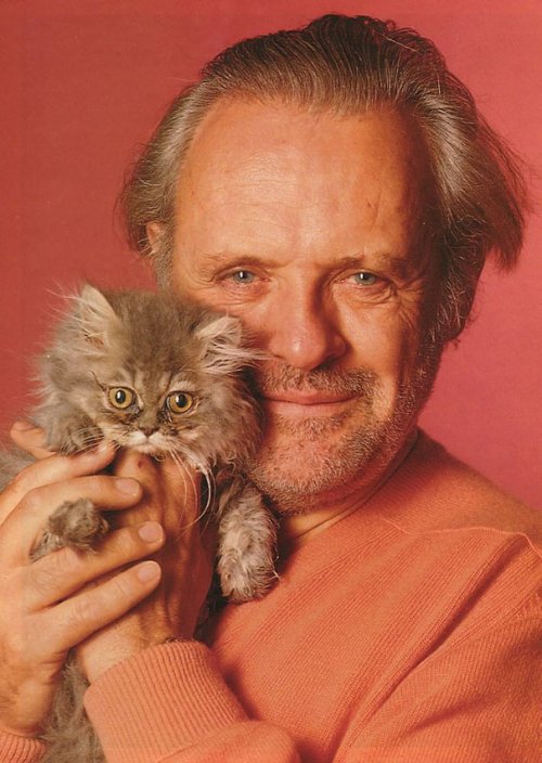 Причудливые старые фотографии мужчин, позирующих с кошками (24 фото)