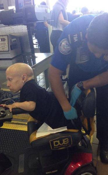 Прикольные картинки из аэропортов (29 фото) Прикольные картинки из аэропортов (29 фото)