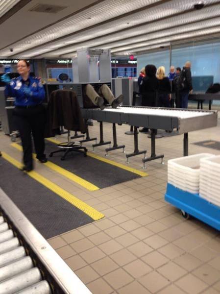 Прикольные картинки из аэропортов (29 фото) Прикольные картинки из аэропортов (29 фото)