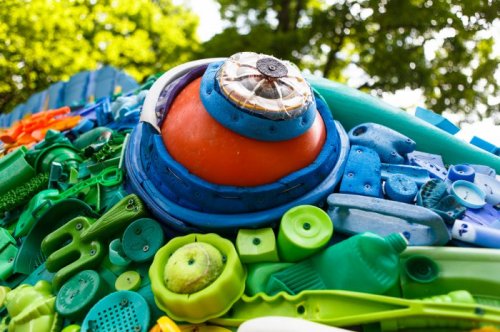 Скульптуры животных из пластикового мусора (14 фото)