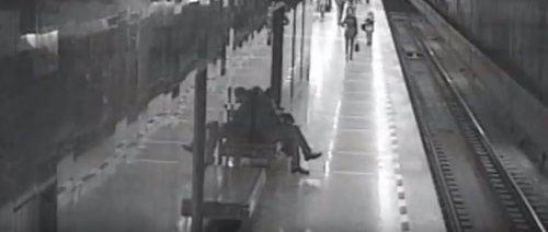 В Екатеринбургском метро неизвестный мужчина спас упавшего на рельсы ребёнка