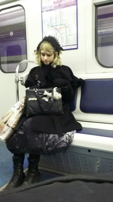 Модники и модницы в метро (30 фото) Модники и модницы в метро (30 фото)