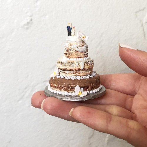 Художница создаёт крошечные торты, которые помещаются на ладони (16 фото)