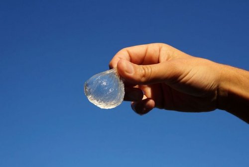 Съедобные пузыри с водой, которые вскоре могут заменить пластиковые бутылки (5 фото + видео)