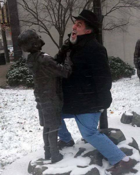 Прикольные фотографии с памятниками (29 фото) Прикольные фотографии с памятниками (29 фото)