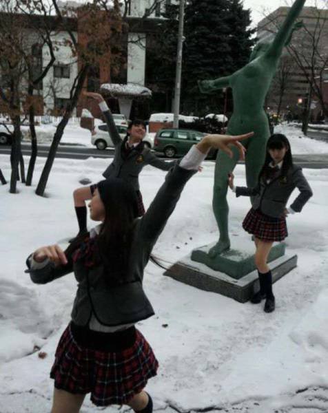 Прикольные фотографии с памятниками (29 фото) Прикольные фотографии с памятниками (29 фото)