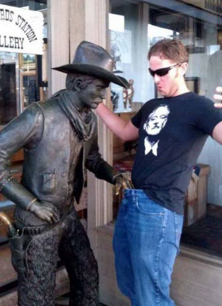 Прикольные фотографии с памятниками (29 фото) Прикольные фотографии с памятниками (29 фото)