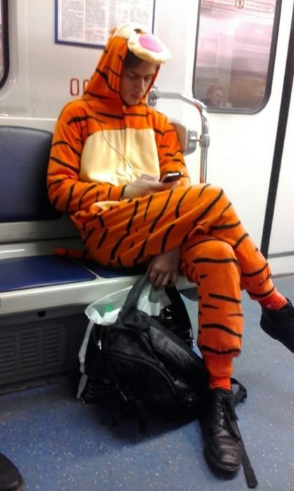 Странные и необычные пассажиры в метро (22 фото) Странные и необычные пассажиры в метро (22 фото)