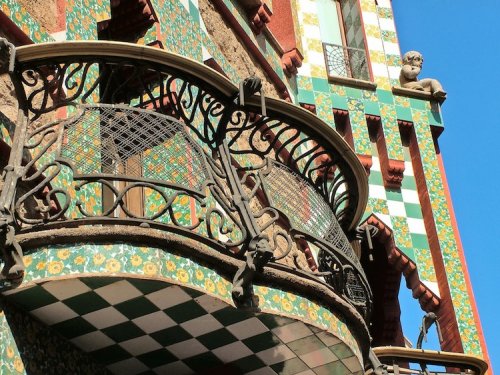 В Барселоне в качестве музея откроется первый дом, построенный знаменитым Антонио Гауди (6 фото)