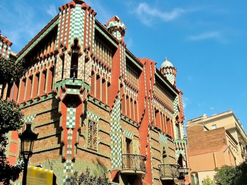 В Барселоне в качестве музея откроется первый дом, построенный знаменитым Антонио Гауди (6 фото)