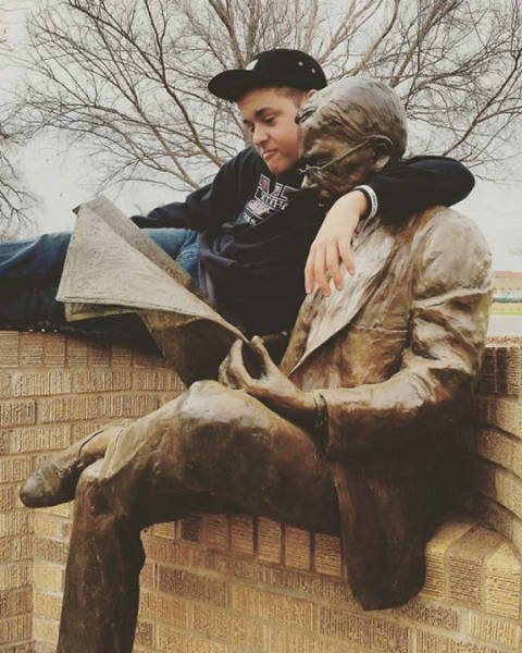 Прикольные фотографии с памятниками (28 фото) Прикольные фотографии с памятниками (28 фото)