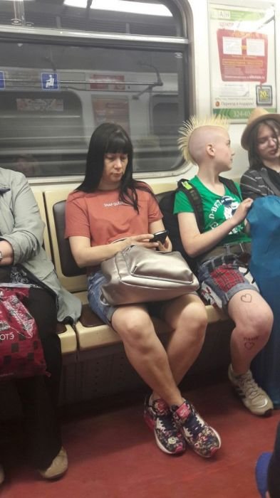 Модники и модницы в метро (27 фото) Модники и модницы в метро (27 фото)