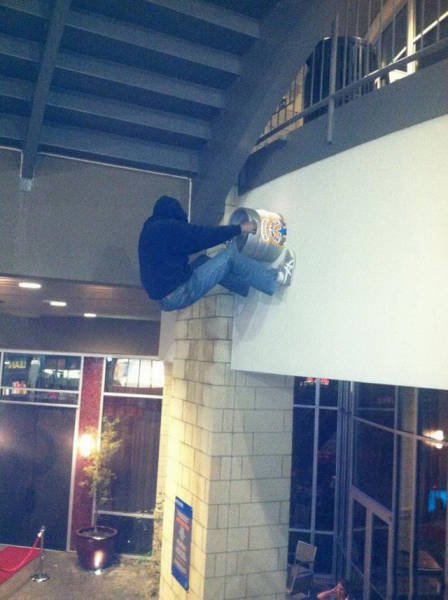 Фотографии, доказывающие, что первые 40 лет в жизни мужчины — самые сложные (33 фото) Фотографии, доказывающие, что первые 40 лет в жизни мужчины — самые сложные (33 фото)