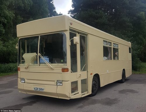 Пара купила старый рейсовый автобус и превратила его в комфортабельный дом на колёсах (15 фото)