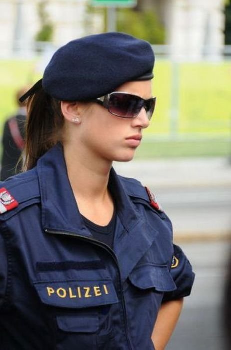 Полицейские будни в прикольных картинках (33 фото) Полицейские будни в прикольных картинках (33 фото)