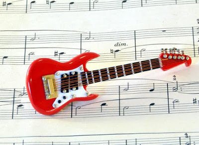 Идеальные подарки для любителей гитарной музыки (18 фото)