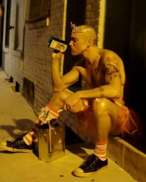 Фотографии, доказывающие, что первые 40 лет в жизни мужчины — самые сложные (21 фото) Фотографии, доказывающие, что первые 40 лет в жизни мужчины — самые сложные (21 фото)