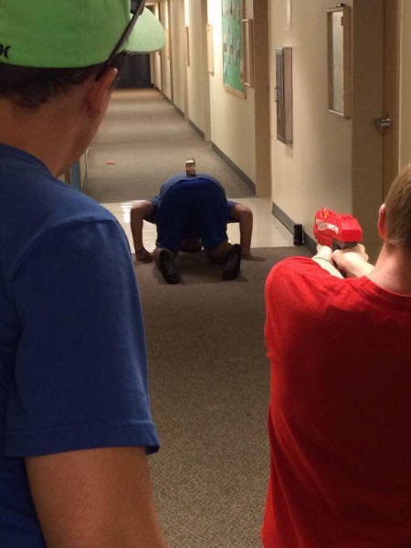 Фотографии, доказывающие, что первые 40 лет в жизни мужчины — самые сложные (21 фото) Фотографии, доказывающие, что первые 40 лет в жизни мужчины — самые сложные (21 фото)